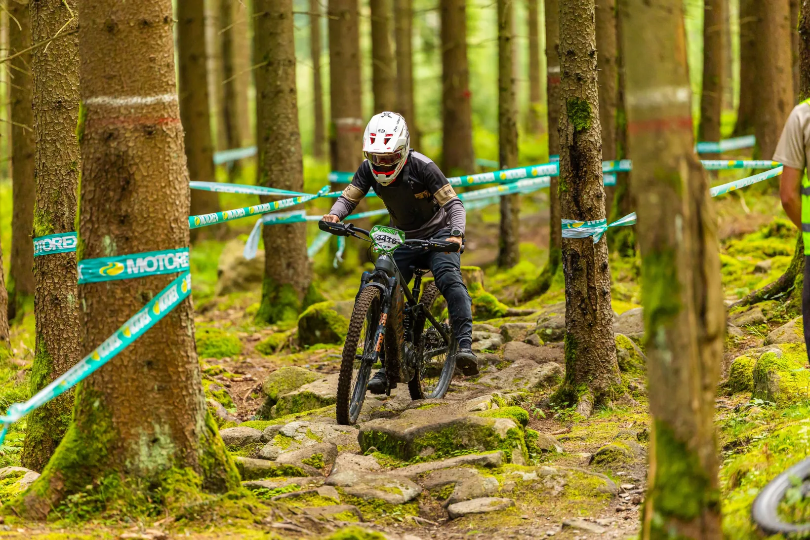 Jochen beim Enduro im Wald &ndash; unterwegs, und nichts f&auml;llt durch